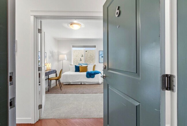 Foto del edificio - Top Floor 2-Bed Condo with Garage Parking