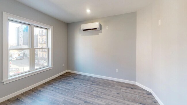 Building Photo - 680 Grand St