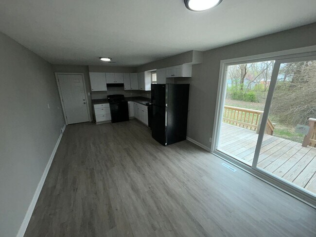 Building Photo - Charming 3-bedroom, 1.5-bathroom house loc...