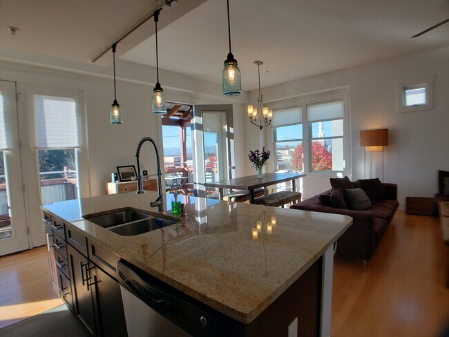 Foto del edificio - 915 Haywood Rd