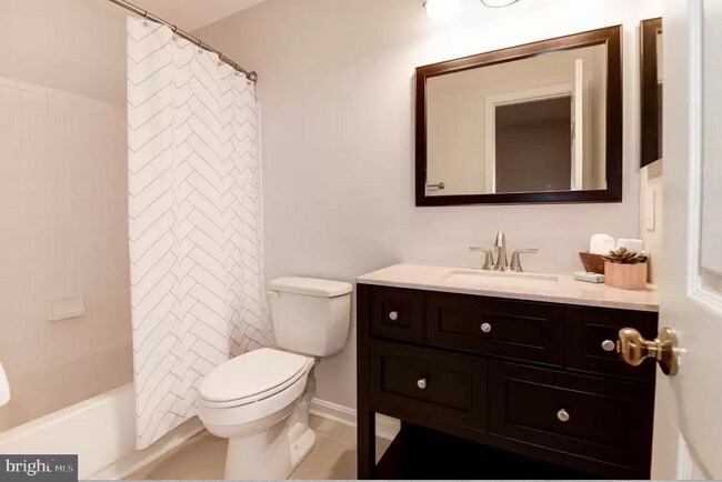 Baño completo compartido - 5519 Stroud Ct