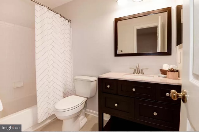 Shared Full Bathroom - 5519 Stroud Ct