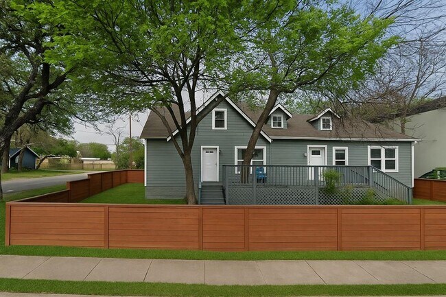 Building Photo - Charming Studio Apartment in Triplex Near UT