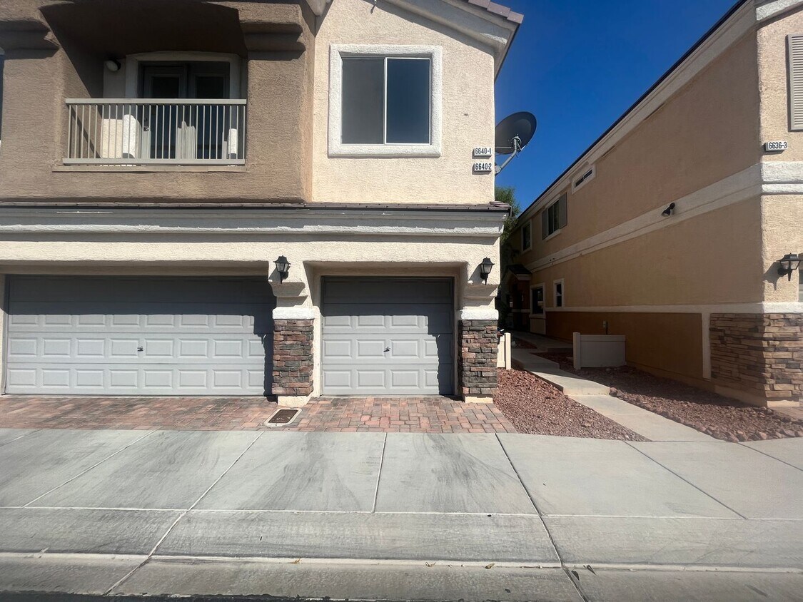 Foto principal - 2 bedroom 2 bath condo Gated community Nor...