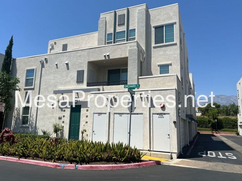 Primary Photo - 127 Macintosh Way