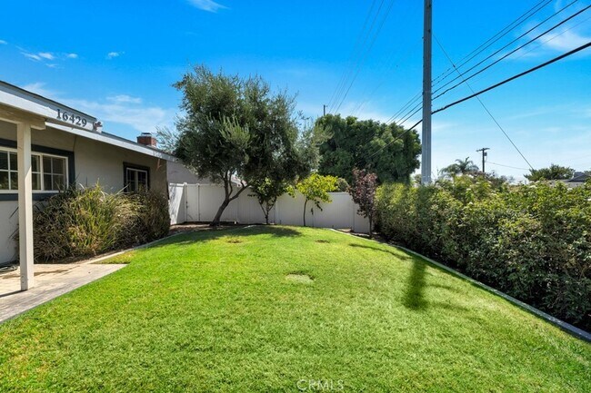 Foto del edificio - 16429 Rinaldi St