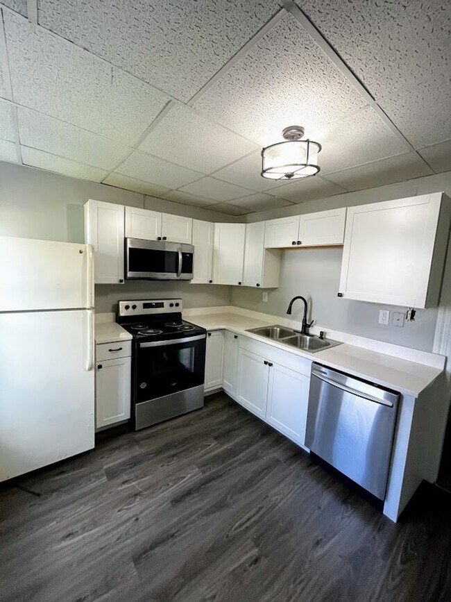 Building Photo - 5 bed 2 bath - all updated South Oakland, central air, in house laundry
