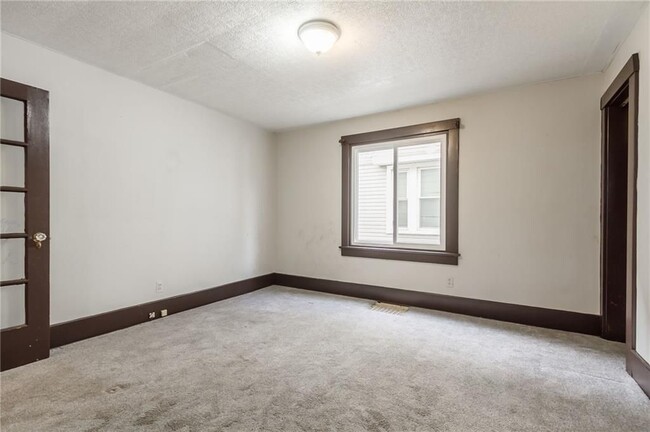Building Photo - 316 Lake View Park
