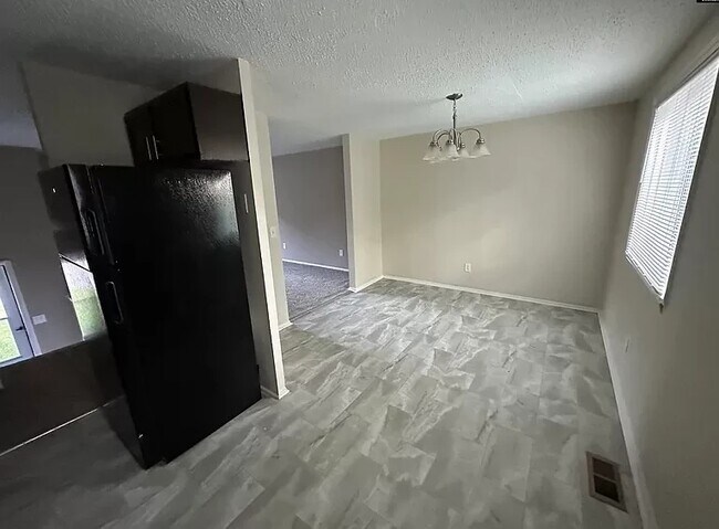 Foto del edificio - 248 Lloydwood Dr