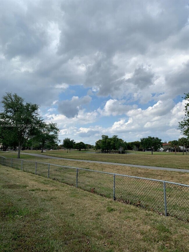 Foto del edificio - 425 W Park Dr