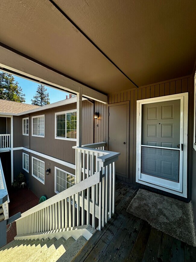 Foto del edificio - Bridgeview top floor condo with tree top w...