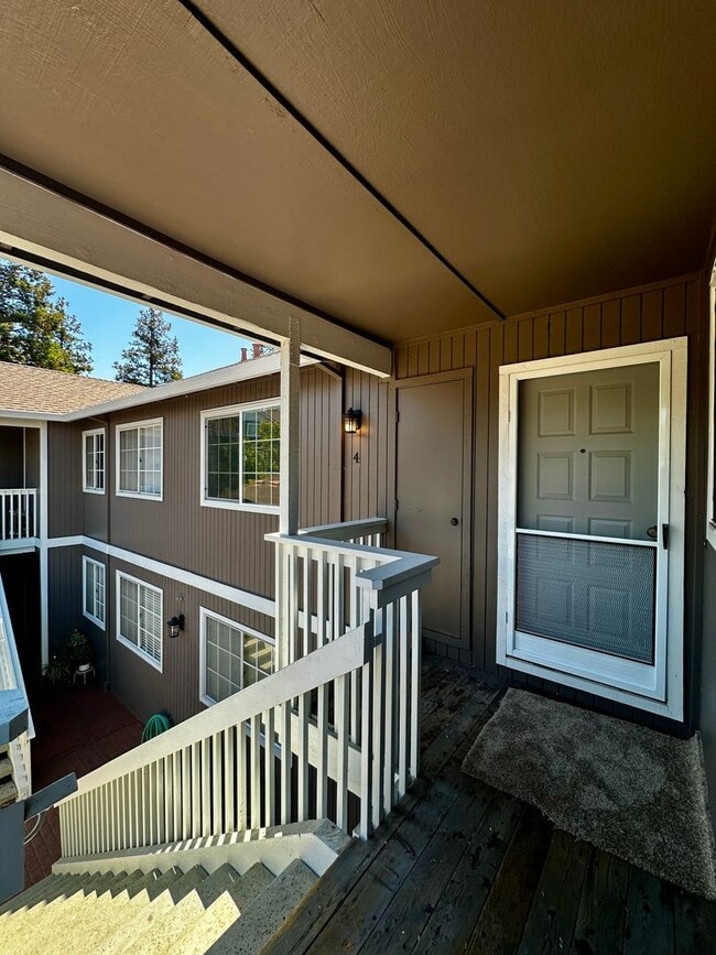 Building Photo - Bridgeview top floor condo with tree top w...