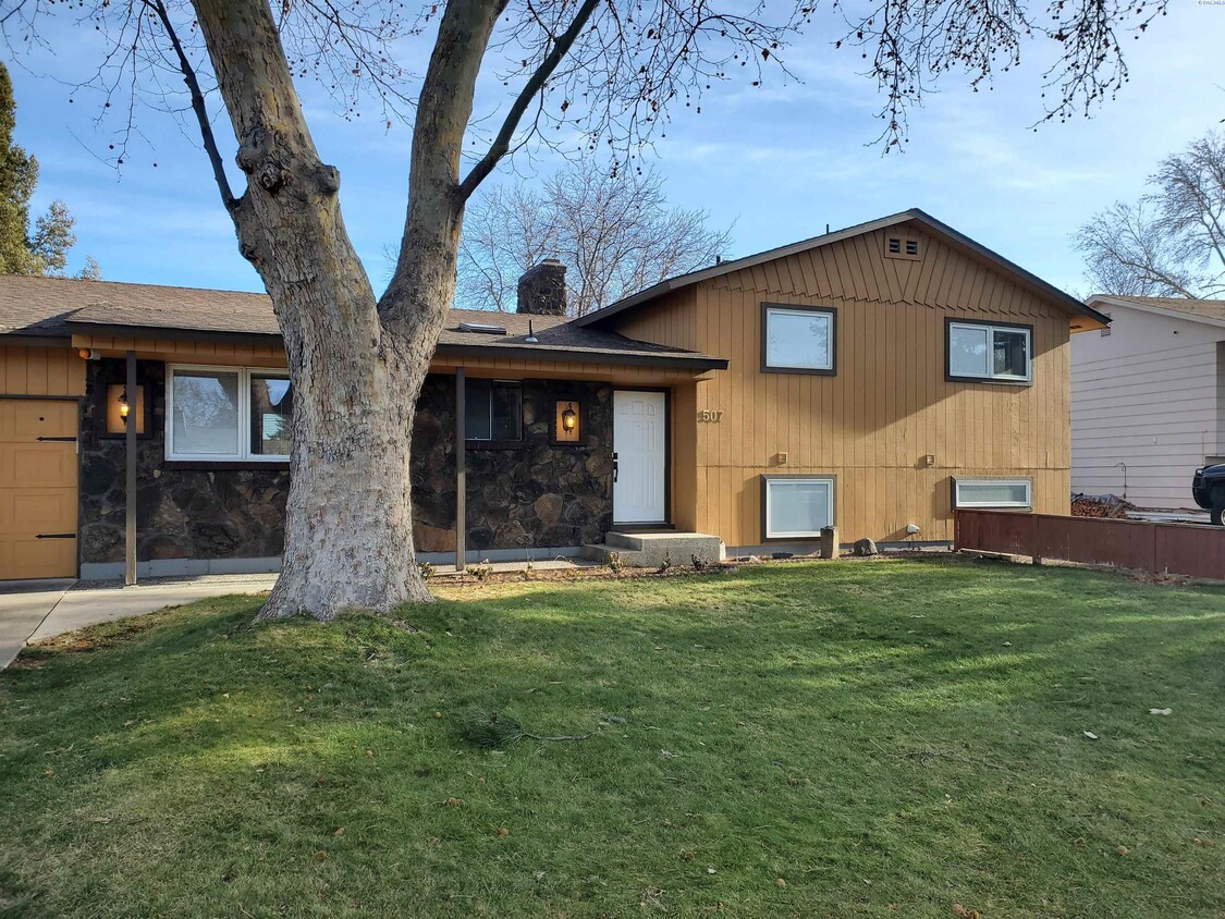 Foto principal - Tri-Level Kennewick Home with Dual Fireplaces