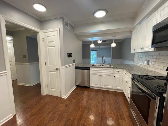 Building Photo - 121 The Bunkers