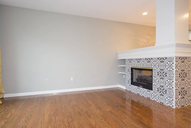Building Photo - 2 bedroom in Kirkland WA 98033