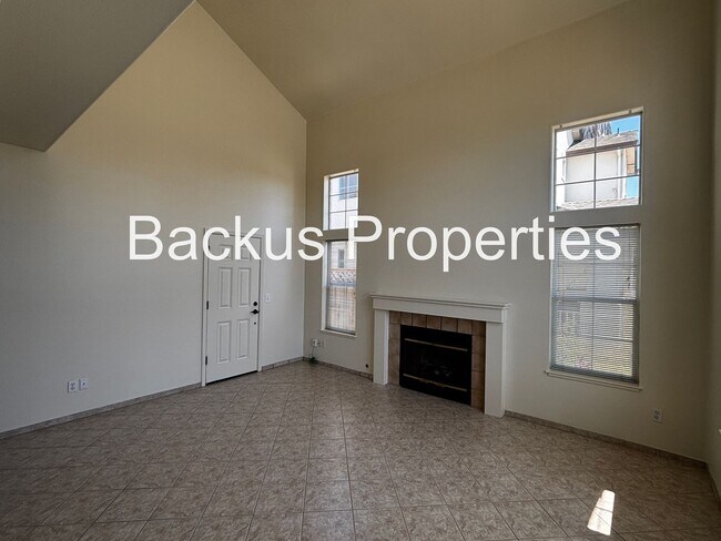 Foto del edificio - Wonderful two bedroom home close to Constitution shopping center