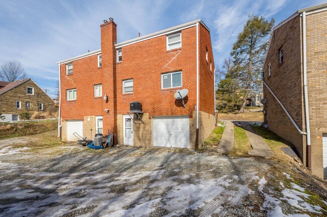 Building Photo - GORGEOUS 3 BEDROOM HOME IN BROOKLINE! FEAT...