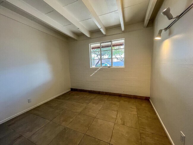 Building Photo - 3657 N Los Altos Ave