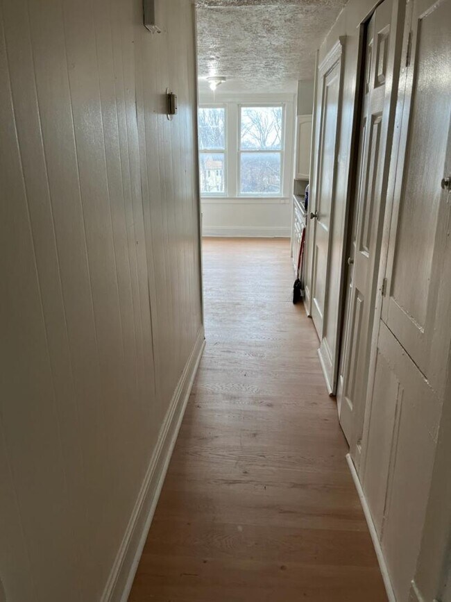 Foto del edificio - 12409 Saywell Ave