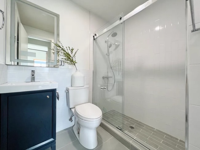 Building Photo - Furnished room/NOT APARTMENT