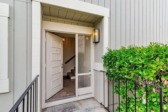 Building Photo - 2 bedroom, 2 bath townhome in the Northpoint HOA!