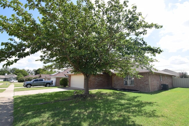 Building Photo - 4206 Ledgestone Dr