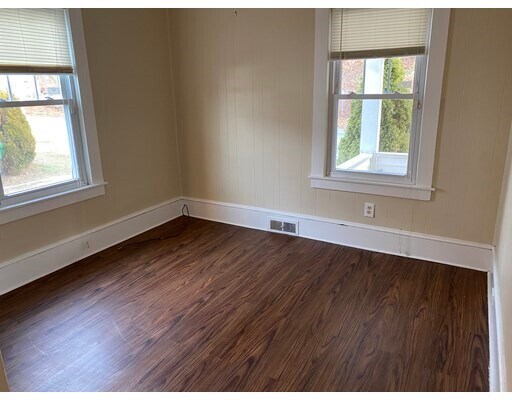 Foto del edificio - 910 Granby Rd