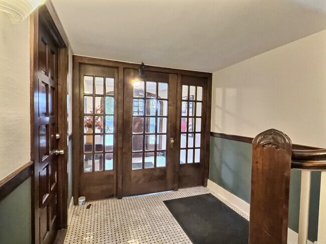 Foto del edificio - 2921 N Pine Grove Ave