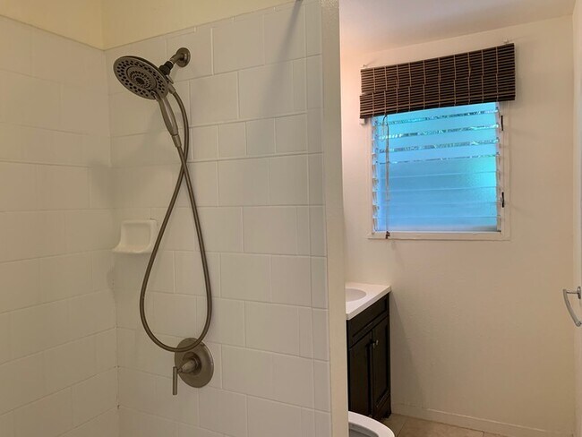Building Photo - 3 Bed/1 Bath House - Liliha -,Close to Dow...
