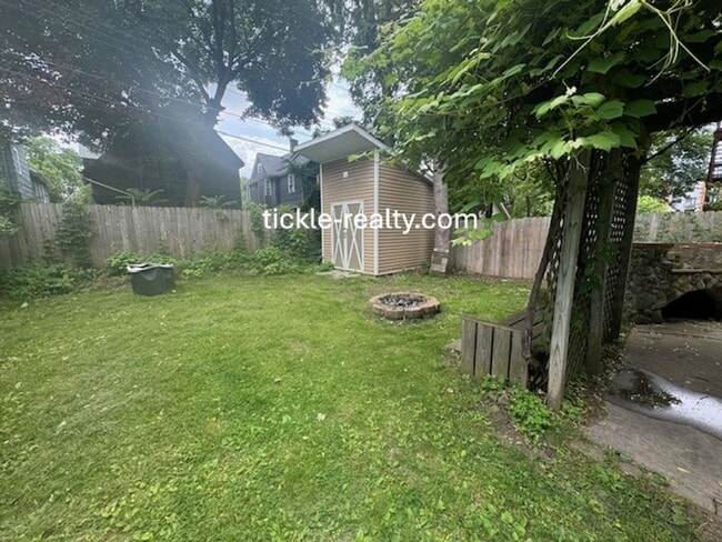 Building Photo - Large 5 Bedroom 2 Bath Single Family Home!...