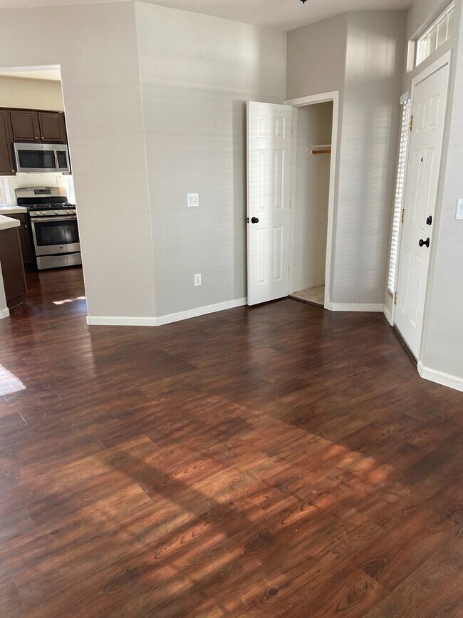 Building Photo - Charming 2-bedroom, 2-bathroom House with Garage & Backyard! Available End of December.