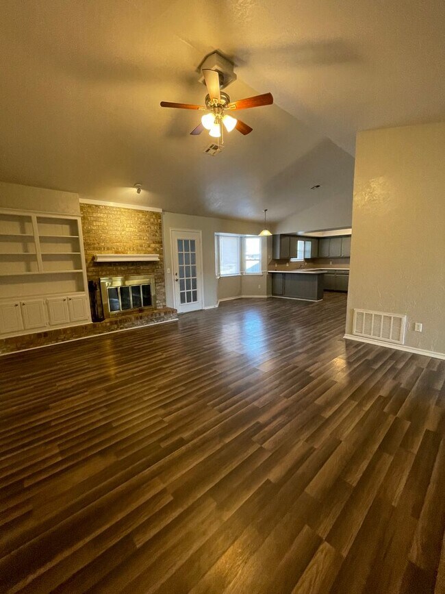 Building Photo - Mustang Schools