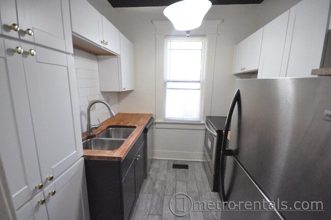 Building Photo - Available Fall Now! Located in Weinland Pa...