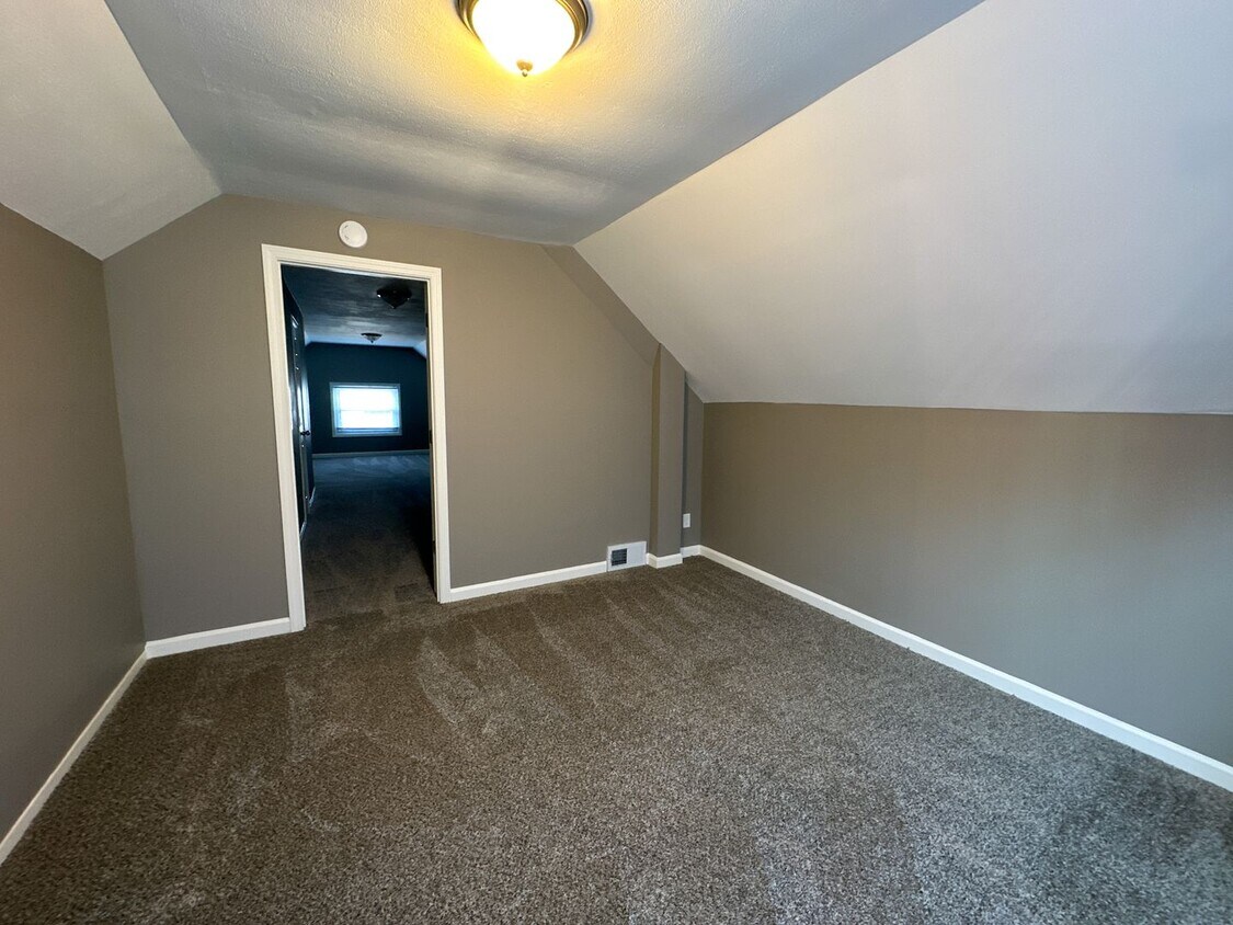 Primary Photo - 3 Bedroom Plus Spacious Den - Single Family