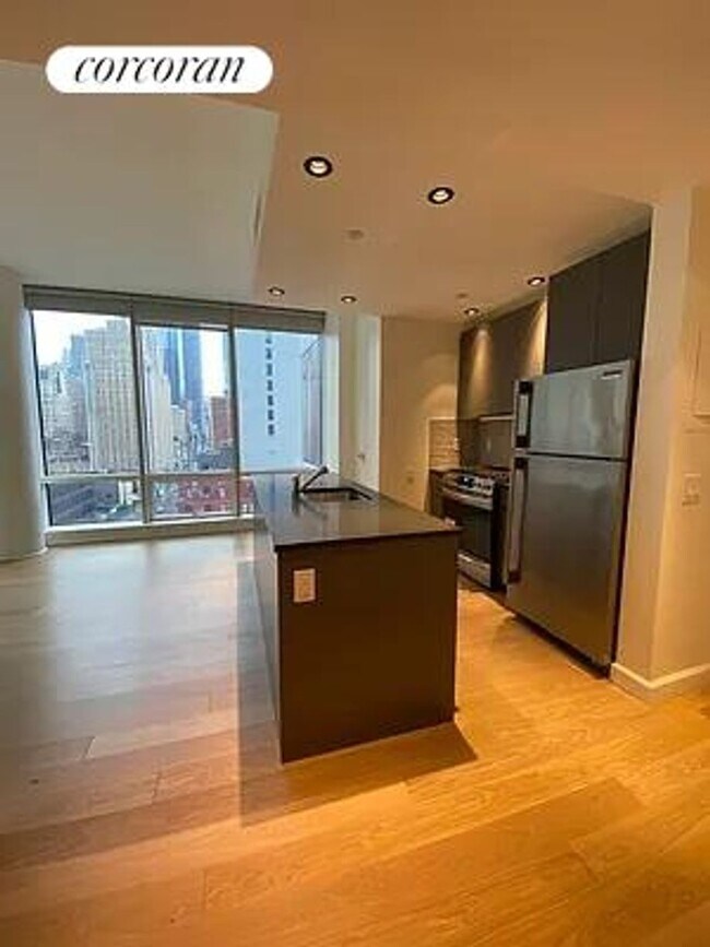 Foto del edificio - 306 W 48th St