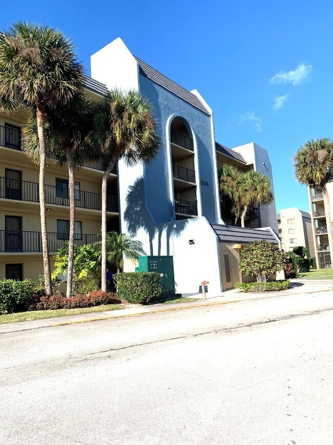 Building Photo - 2788 Tennis Club Dr