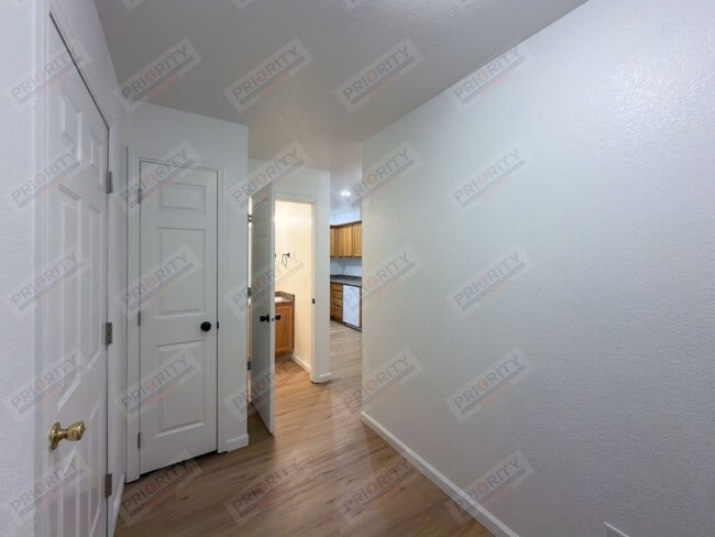 Building Photo - Townhome with a 2 car garage!