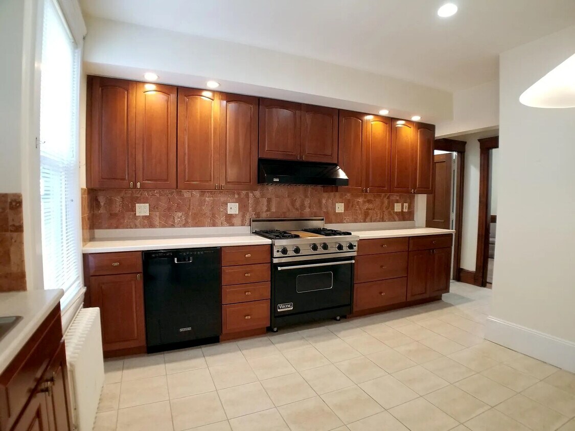 Full featured kitchen - 58 Boston St