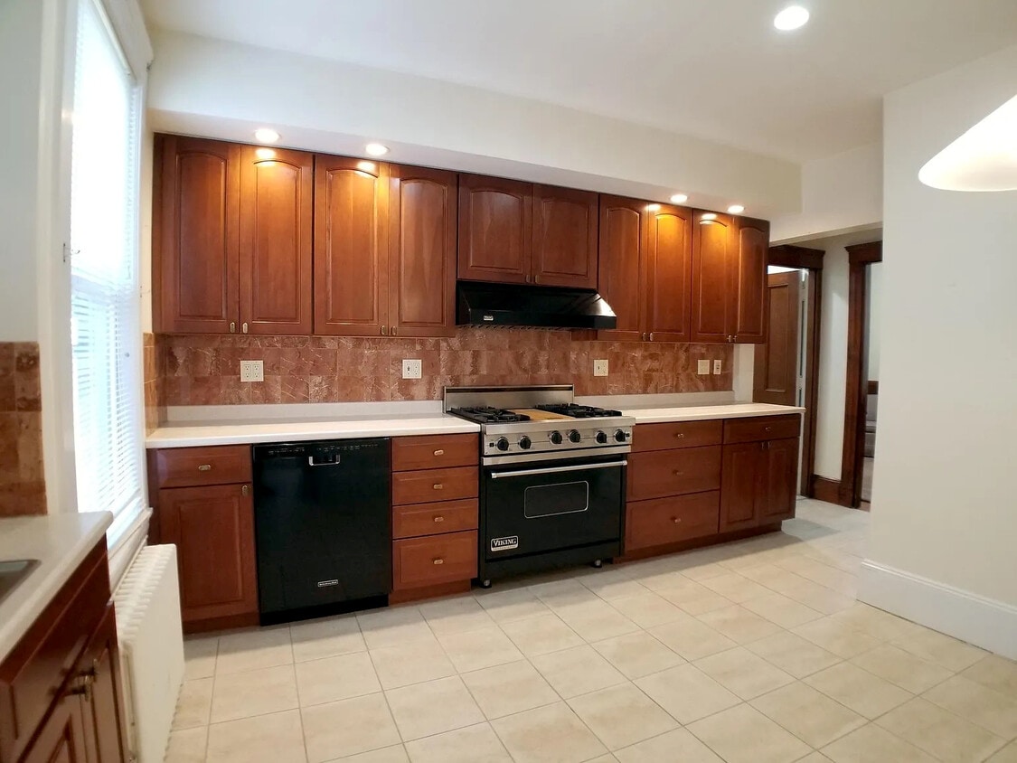 Full featured kitchen - 58 Boston St