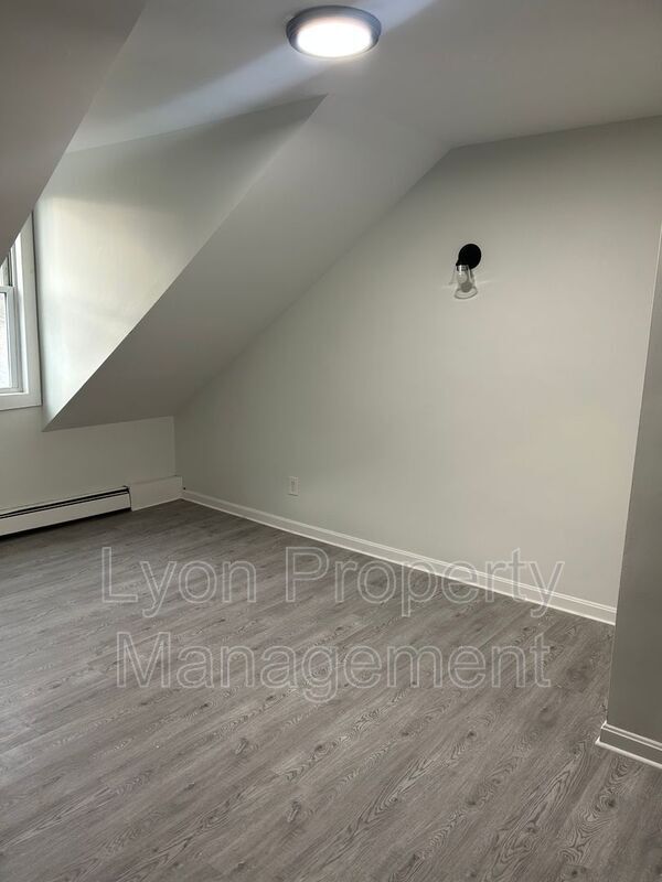 Foto del edificio - 111-113 Sayles Avenue