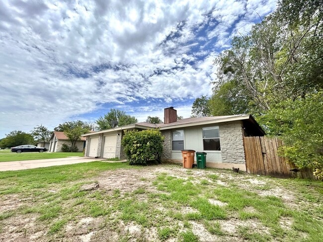 Building Photo - 2307 Singletree Ave
