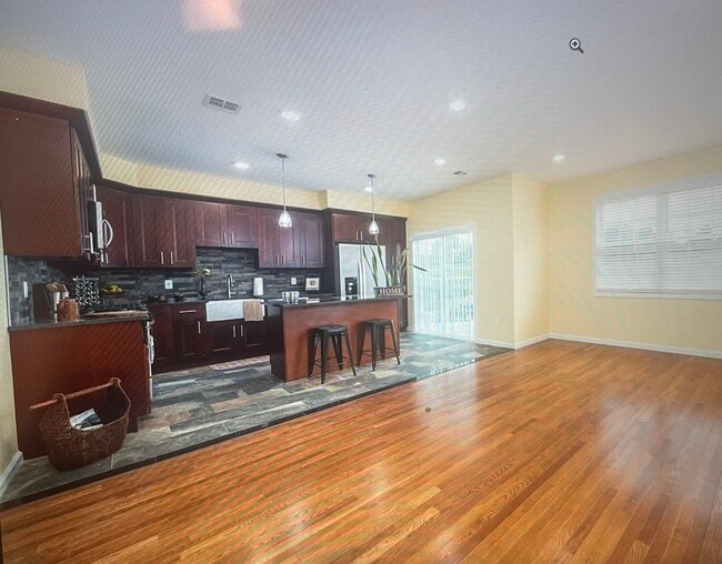 Foto del edificio - 202 John F. Kennedy Blvd