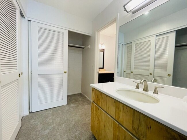 Building Photo - 2 Bedroom, 1 Bathroom, 2 Parking (Penakii)