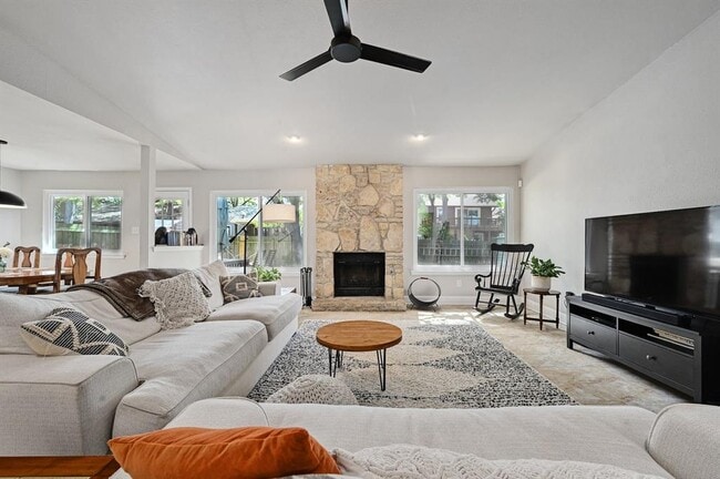 Foto del edificio - 9007 Jesse James Dr