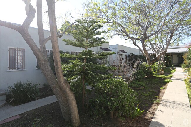 Foto del edificio - 3711 Clarington Ave