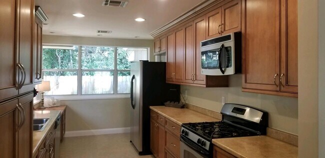 Building Photo - Update Florida Cottage in Valparaiso