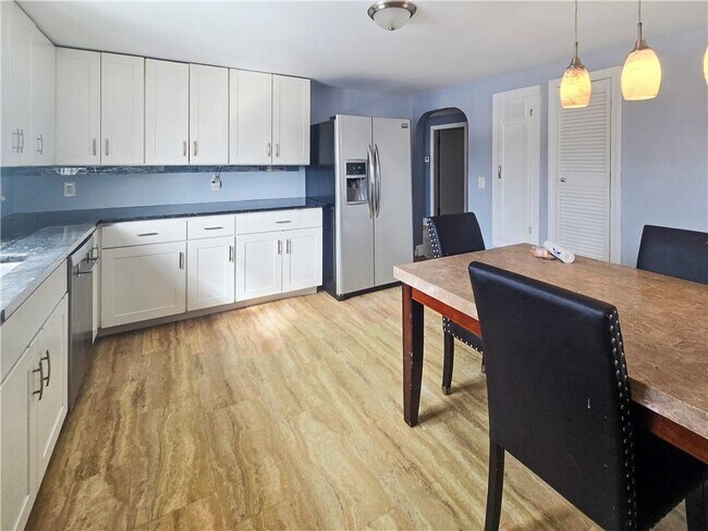 Building Photo - 930 Elm St