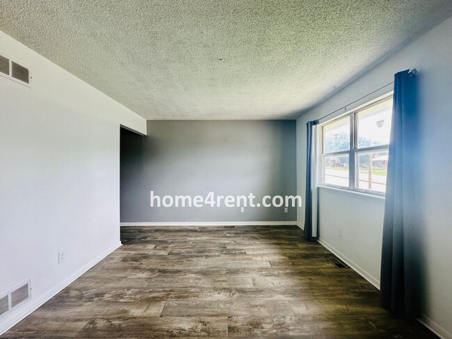 Building Photo - Raised Ranch Style Home in KCK w/ a Finish...