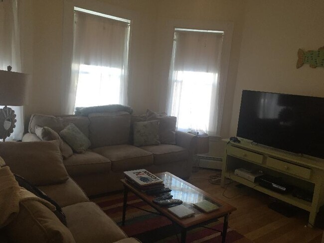 Building Photo - 74 Hillside St