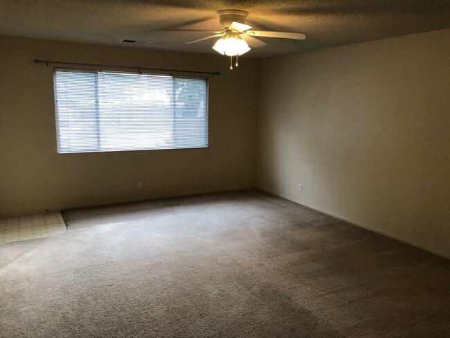 Foto del edificio - Lovely 3 bedroom/2 bathroom home in East Davis -$500 OFF FIRST MONTH'S RENT!!!